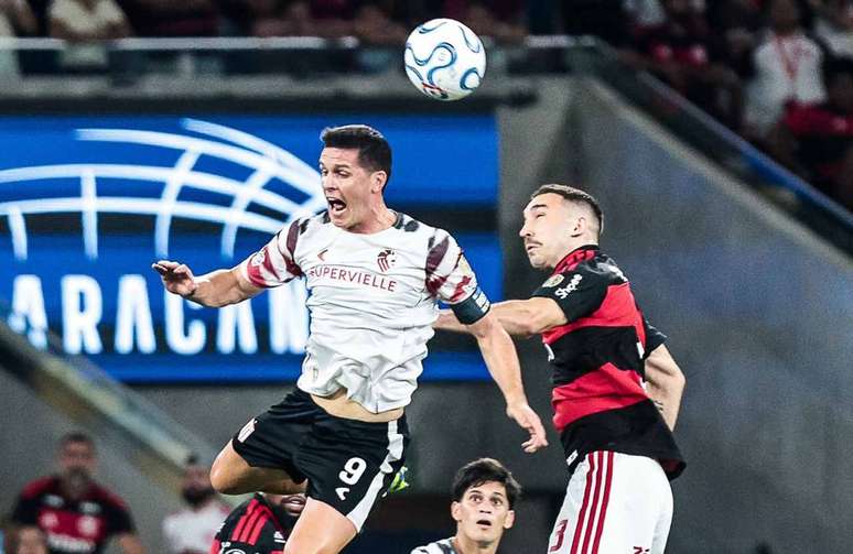 Aten&ccedil;&atilde;o redobrada! Carrillo, craque do Estudiantes, &eacute; especialista na bola a&eacute;rea &ndash;