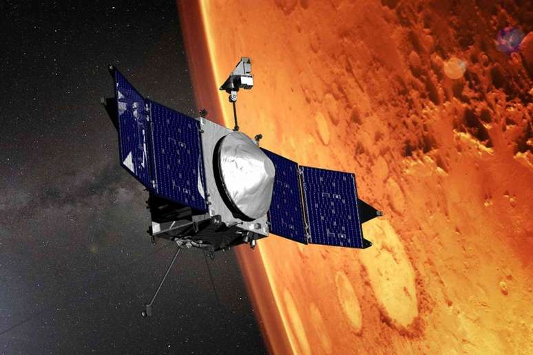 Ilustra&ccedil;&atilde;o de um orbitador marciano, que se parece com uma caixa com dois pain&eacute;is solares saindo dos dois lados como asas, em &oacute;rbita acima de Marte