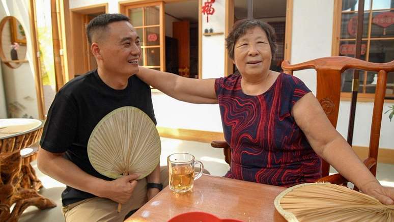 Zheng Ruizhi, de 75 anos, compartilha um momento de lazer com Wang Yingwei durante uma visita &agrave; sua resid&ecirc;ncia