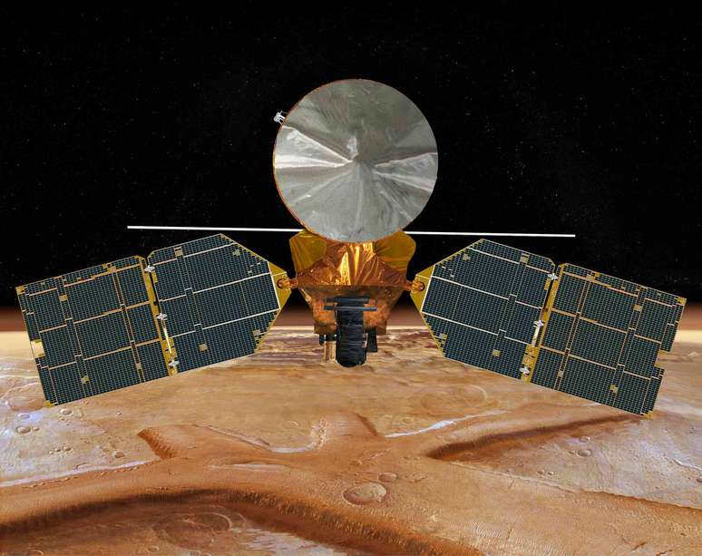 Uma espa&ccedil;onave com apar&ecirc;ncia de cilindro, com uma cabe&ccedil;a c&ocirc;nica e dois pain&eacute;is solares saindo de seu lado, flutuando pelo espa&ccedil;o com Marte ao fundo.