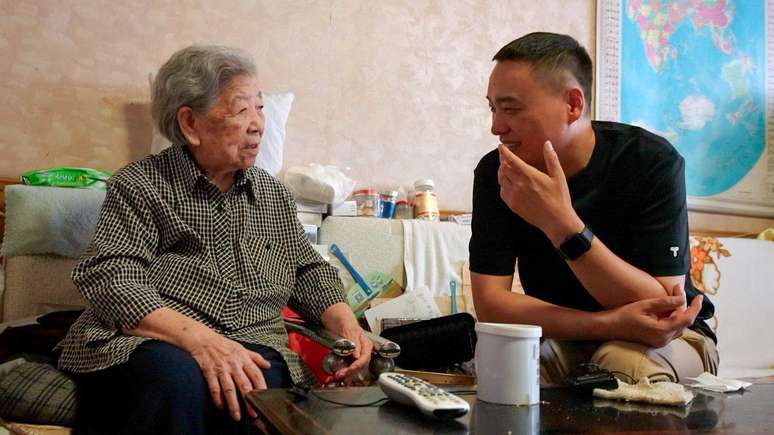 Wang Yingwei e sua pequena equipe de entregas fornecem mais do que alimentos. Eles oferecem conex&otilde;es humanas a pessoas da terceira idade