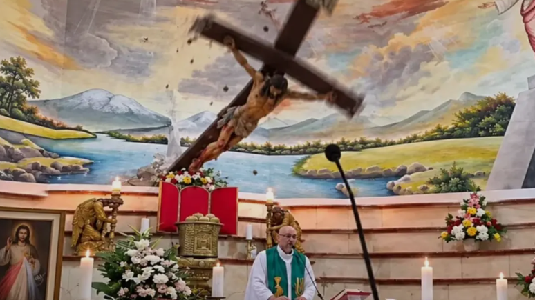 Momento em que o crucifixo se desprendeu e caiu sobre o padre