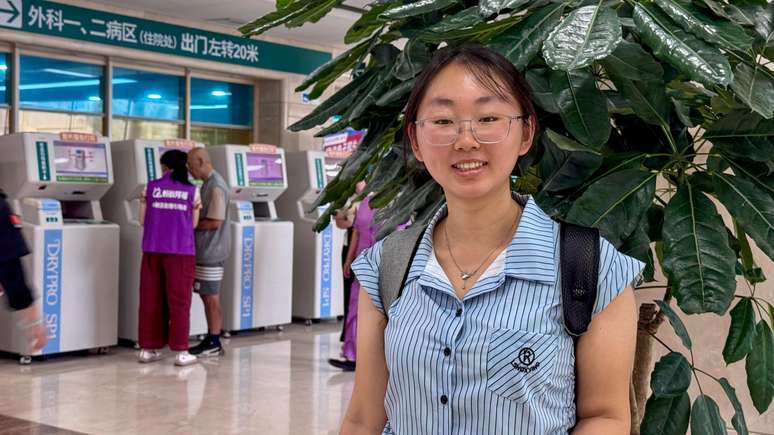 Liu Yanyan, acompanhante m&eacute;dica de 23 anos, ajuda seus clientes a enfrentar os complexos hospitais da capital chinesa