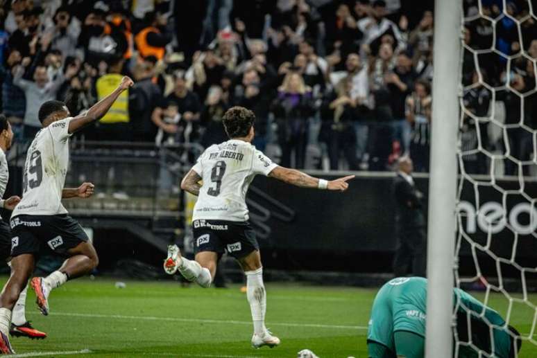 De p&ecirc;nalti, Yuri Alberto empatou para o Corinthians contra o Vit&oacute;ria.
