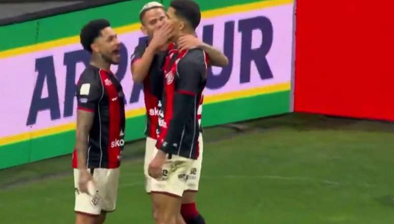 Ren&ecirc; (&agrave; direita)&nbsp; faz o gol do Vit&oacute;ria e celebra com os companheiros &ndash;