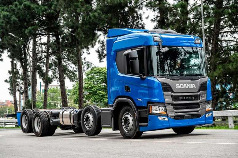 Caminh&atilde;o semipesado com cabine P e configura&ccedil;&atilde;o 8x2 com o novo motor Super de 11 litros &eacute; nova op&ccedil;&atilde;o para distribui&ccedil;&atilde;o supermercadista e verdureiros.