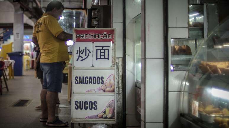 Os sinais sutis do novo fluxo migrat&oacute;rio aparecem em locais como o mercado central de Cama&ccedil;ari