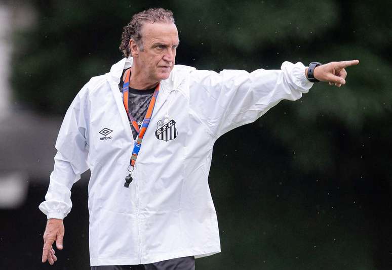 Cuca durante treino do Santos no CT Rei Pel&eacute; &ndash;