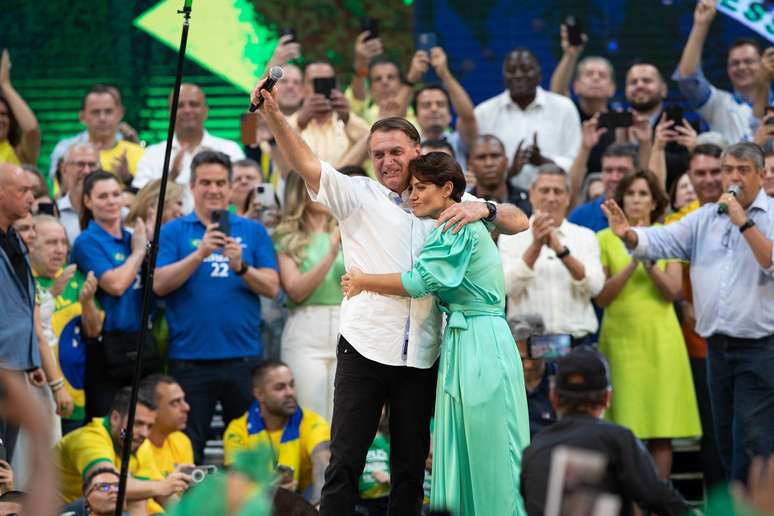 O presidente brasileiro Jair Bolsonaro abra&ccedil;a sua esposa Michelle Bolsonaro durante a Conven&ccedil;&atilde;o Nacional do Partido Liberal (PL) no Gin&aacute;sio do Maracan&atilde;zinho, no Rio de Janeiro, Brasil, em 24 de julho de 2022.