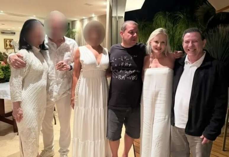 Lulinha durante festa de ano novo em mans&atilde;o alugada por Roberta Luchsinger. Eles posam ao lado de amigos, entre os quais os assessores de Lula Swedenberger Barbosa e Marco Aur&eacute;lio Santana, conhecido como Marcola