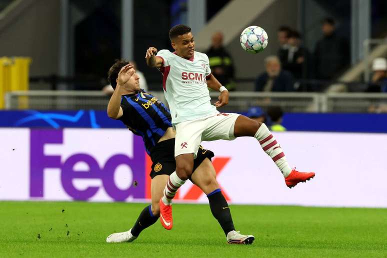 Inter e Shakhtar tiveram uma disputa acirrada durante a partida &ndash;