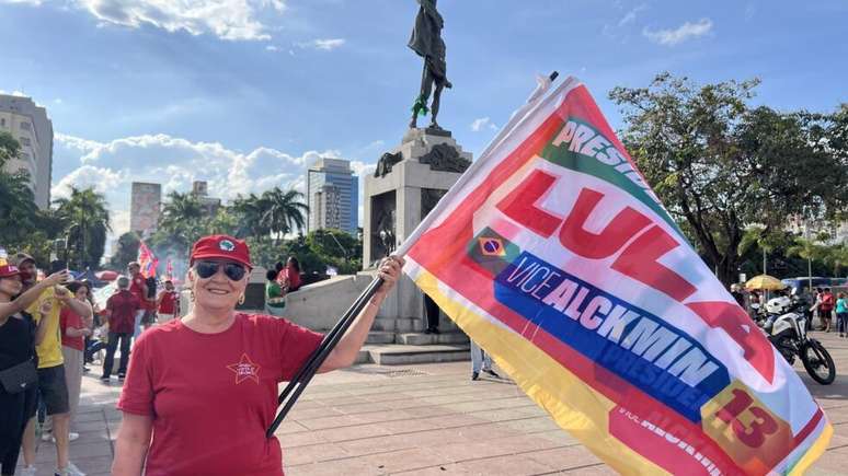 Aposentada Rosana v&ecirc; erros na condu&ccedil;&atilde;o da campanha para o primeiro turno, mas afirma "n&atilde;o estar preocupada" com a possibilidade de derrota do PT nas elei&ccedil;&otilde;es. (22/10/2026)