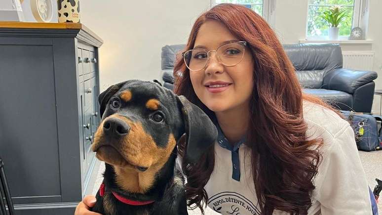 O centro de desintoxica&ccedil;&atilde;o e reabilita&ccedil;&atilde;o Birchwood tem tr&ecirc;s c&atilde;es de terapia que fazem sucesso entre as pessoas atendidas, como Megan
