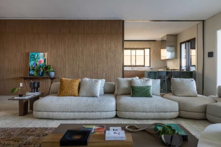 O design curvo deste sof&aacute; escolhido pela arquiteta Patricia Penna foi valorizado pela aus&ecirc;ncia de bra&ccedil;os que, de um lado foi substitu&iacute;do pela mesa de apoio lateral e, do outro, pelo encaixe modular das pe&ccedil;as. FOTO: JP Image