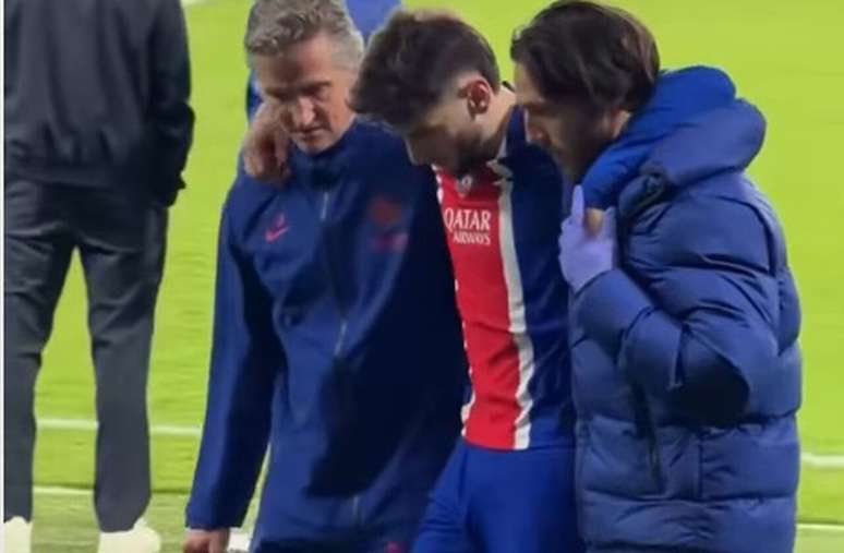 Kvaratskhelia teve de sair de campo apoiado pelos m&eacute;dicos ap&oacute;s romper os ligamentos &ndash;