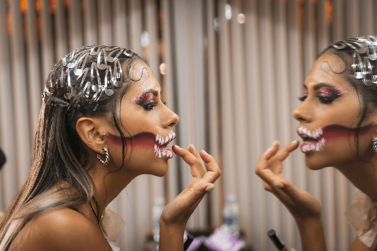 Cotonetes, escovas de dentes e at&eacute; os dedos podem ajudar a criar diferentes efeitos na maquiagem de Halloween 