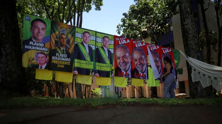Imagens de toalhas penduradas com rostos de Fl&aacute;vio Bolsonaro e Lula