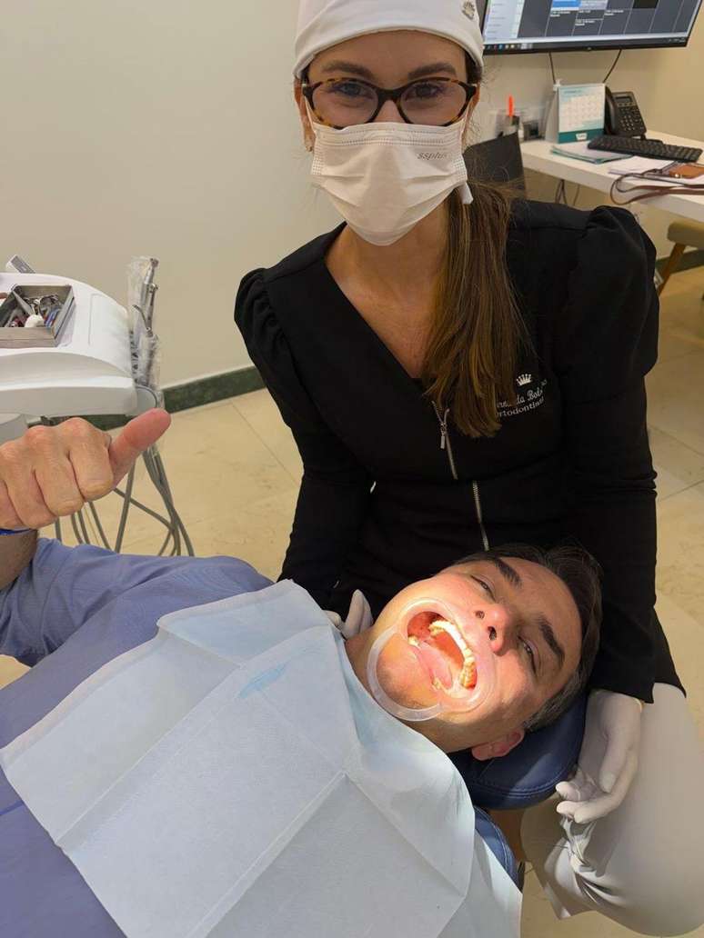 Fernanda Bolsonaro atende Fl&aacute;vio em seu consult&oacute;rio como dentista