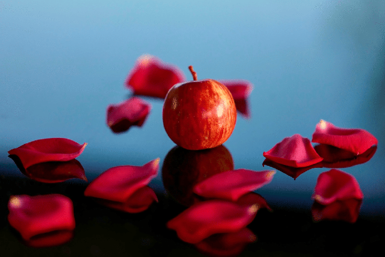 Associadas &agrave; deusa Afrodite, a ma&ccedil;&atilde; e as rosas vermelhas simbolizam o amor, o prazer e a valoriza&ccedil;&atilde;o da beleza 