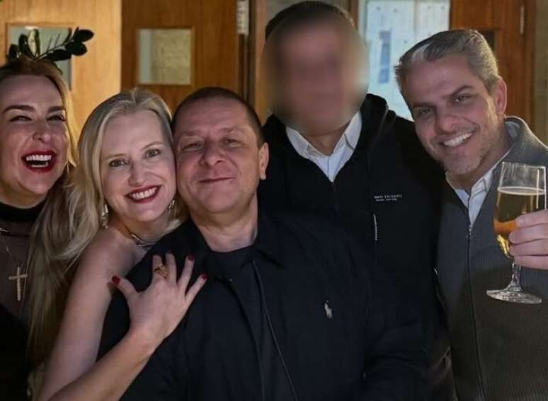 Lulinha, Roberta Luchsinger, amigos, entre os quais o empres&aacute;rio Maur&iacute;cio Checon