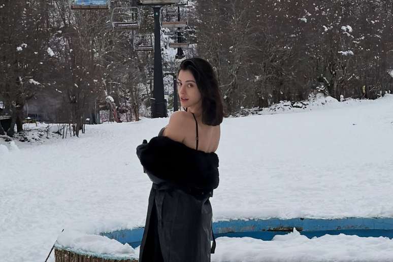 Bella Longuinho posa para fotos em meio a neve