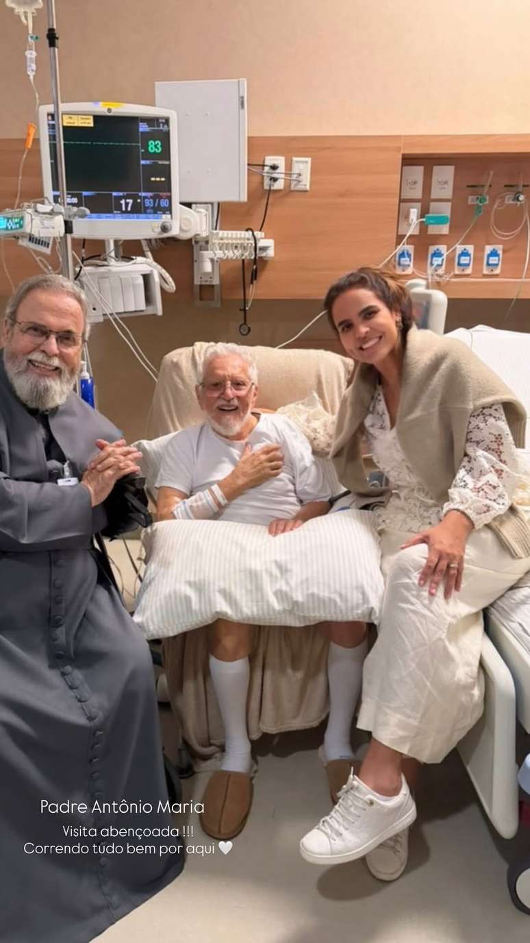 Carlos Alberto de N&oacute;brega aparece pela primeira vez em foto ap&oacute;s cirurgia no cora&ccedil;&atilde;o