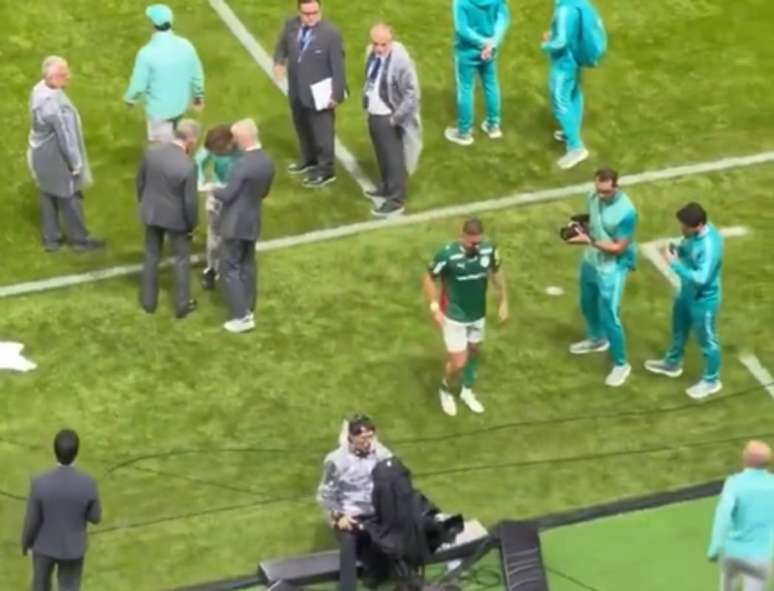 Paulinho preocupa o Palmeiras ap&oacute;s deixar jogo mancando &ndash;