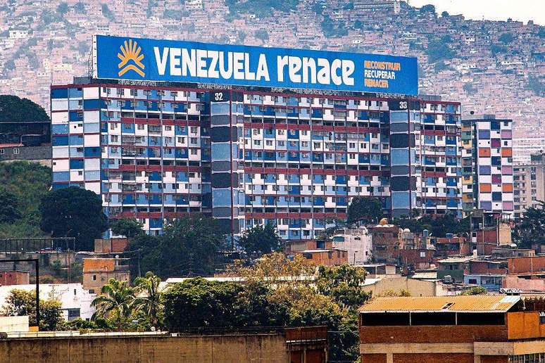 Letreiro em um edif&iacute;cio com os dizeres 'A Venezuela renasce'