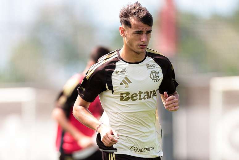 Contratado na &uacute;ltima janela, Freitas &eacute; esperan&ccedil;a para o futuro no Flamengo &ndash;