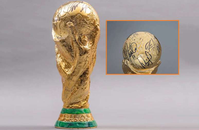 Oito jogadores autografaram o trof&eacute;u que Messi ergueu em 2022 e que ir&aacute; a leil&atilde;o.