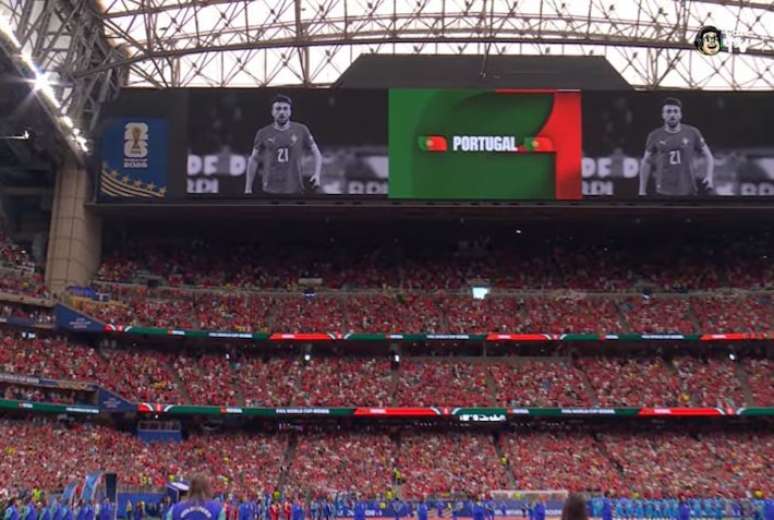 Homenagem a Diogo Jota no tel&atilde;o do Est&aacute;dio de Houston na Copa do Mundo 2026.