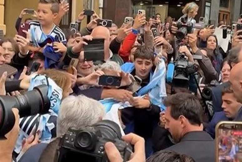 Messi atendo ao carinho dos f&atilde;s &ndash;