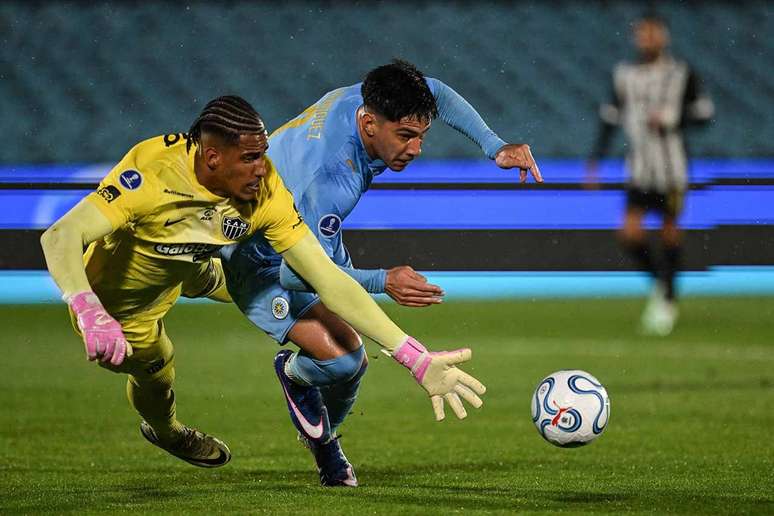 Delfim escorrega e perde a bola, mas consegue evitar a finaliza&ccedil;&atilde;o de Salom&oacute;n Rodr&iacute;guez, abafando o chute do uruguaio. &ndash;
