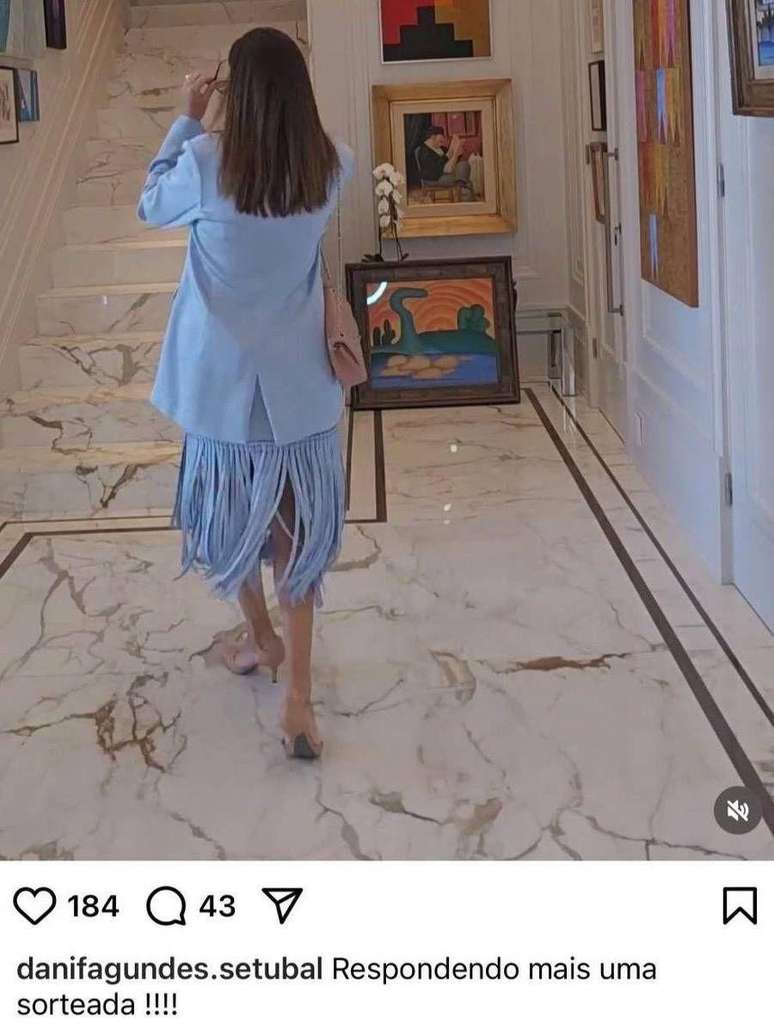 Publica&ccedil;&atilde;o no Instagram de Daniela Fagundes, ex-mulher de Roberto Set&uacute;bal, com a obra 'Sol Poente' no ch&atilde;o, ao fundo; post foi exclu&iacute;do