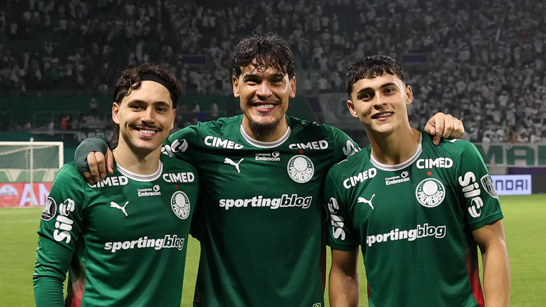 Os jogadores Mauricio, Gustavo G&oacute;mez e Ram&oacute;n Sosa (E/D), da SE Palmeiras, comemoram classifica&ccedil;&atilde;o para final contra a equipe do Fluminense FC, durante partida v&aacute;lida pela semi final, volta, da Conmebol Libertadores, na arena Nubank Parque.