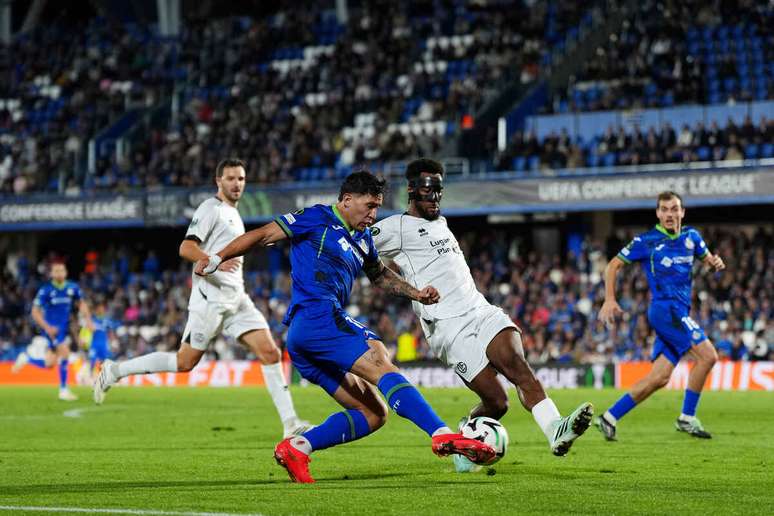 Jogadores de Getafe e Lugano em disputa de bola na Liga Confer&ecirc;ncia &ndash;