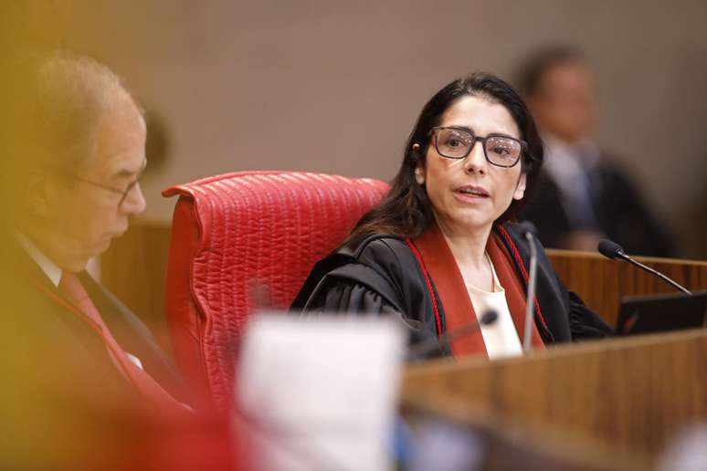 Estela Aranha, ministra do TSE, durante sess&atilde;o no Tribunal