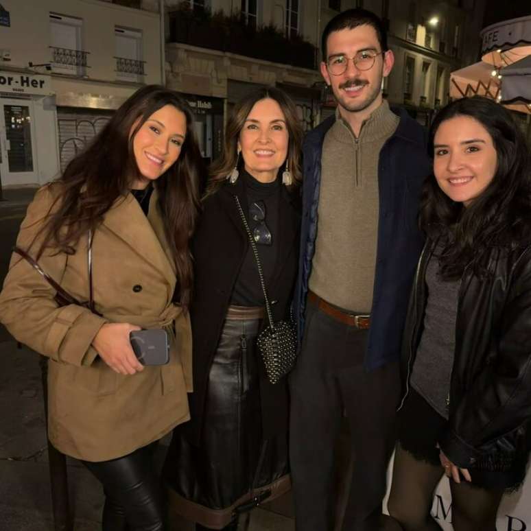F&aacute;tima Bernardes reuniu os filhos trig&ecirc;meos, Beatriz, Laura e Vin&iacute;cius, para comemorar os 29 anos dos tr&ecirc;s
