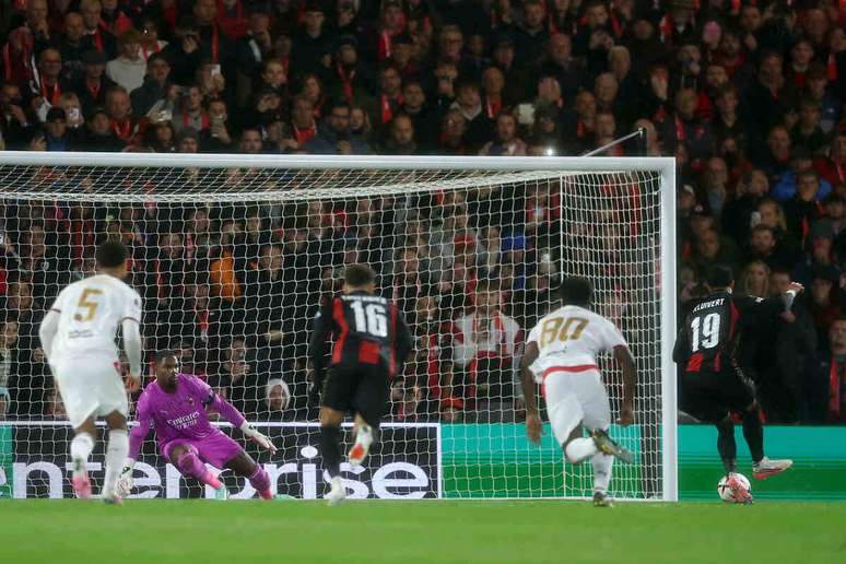 Justin Kluivert converte o primeiro gol do Bournemouth &ndash;