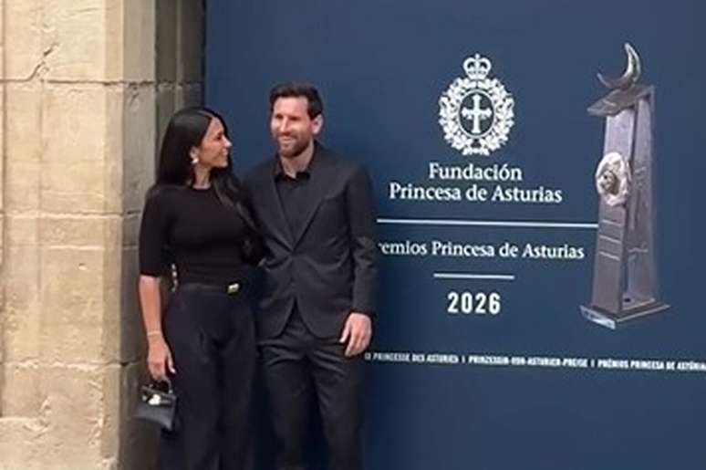 Messi ao lado de sua esposa em Oviedo, na Espanha &ndash;