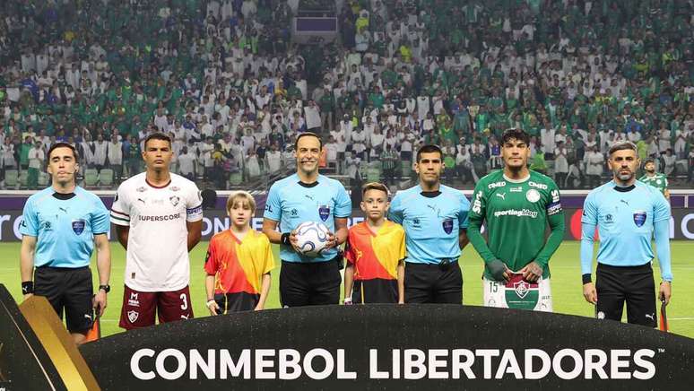 Gustavo G&oacute;mez ao lado de Thiago Silva, do Fluminense, como capit&atilde;es das duas equipes &ndash;