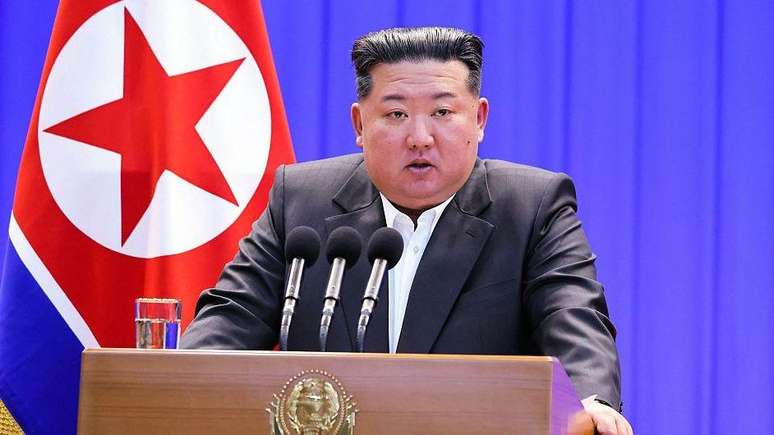 Em 2024, o l&iacute;der norte-coreano, Kim Jong-un, declarou ao Parlamento do seu pa&iacute;s que a Coreia do Norte abandonou a reunifica&ccedil;&atilde;o como objetivo nacional