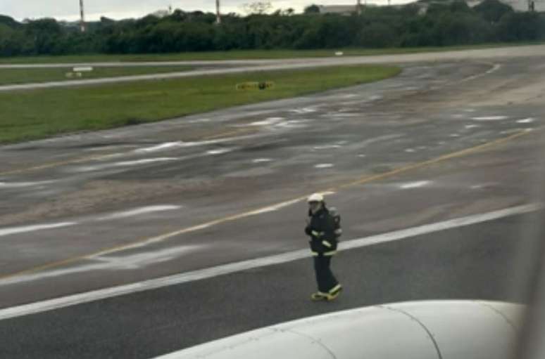Bombeiros j&aacute; aguardavam aeronave pousar