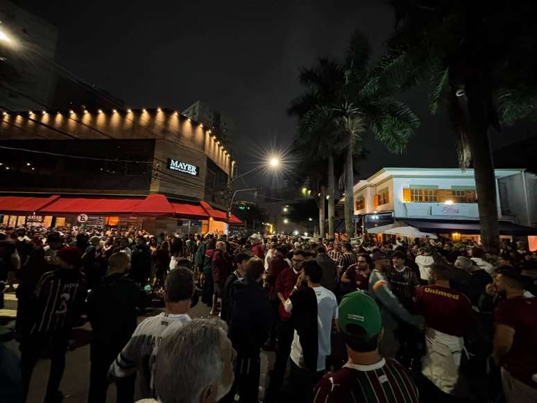 Torcedores do Fluminense na concentra&ccedil;&atilde;o antes do jogo.
