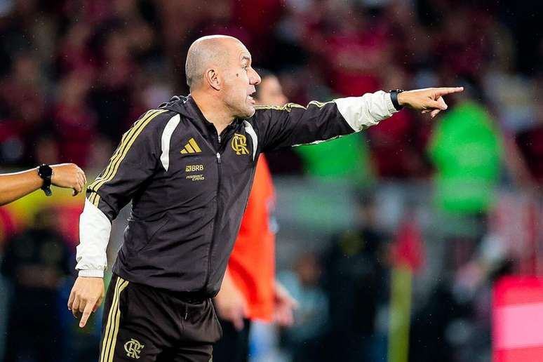 Jardim, que mandou mal na escala&ccedil;&otilde;es e mudan&ccedil;as, tenta instruir o Flamengo no jogo contra o Estudiantes.&nbsp;