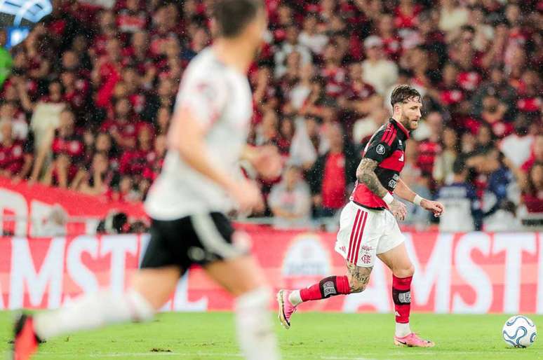 Com Estudiantes fechadinho, L&eacute;o Pereira virou &ldquo;armador&rdquo;, exagerando nos cruzamentos &ndash;