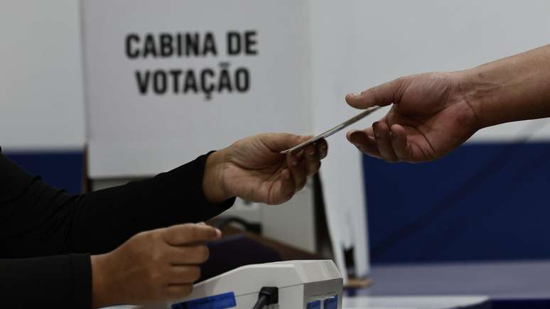 Pessoa votando