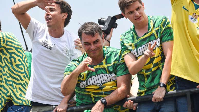 Nikolas Ferreira (esq.) e Lucas Pavanato (dir.) viraram cabos eleitorais importantes para Fl&aacute;vio Bolsonaro (centro). (17/10/2026)