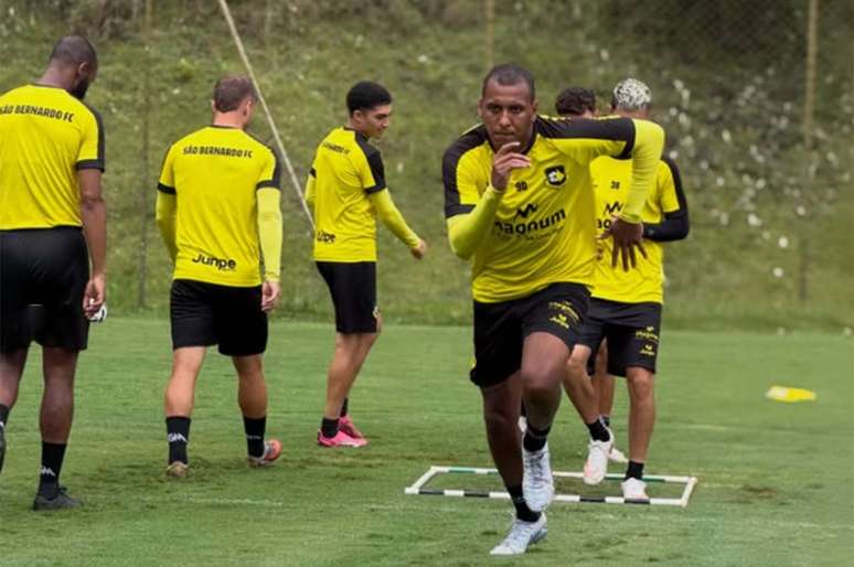 Jogadores do S&atilde;o Bernardo treinam visando jogo contra o l&iacute;der &ndash;