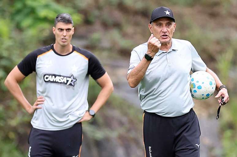 Tite (dir.) dever&aacute; repetir escala&ccedil;&atilde;o da vit&oacute;ria contra a Chapecoense &ndash;